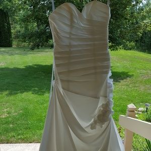 NEW Gorgeous Alfred Angelo Wedding Gown